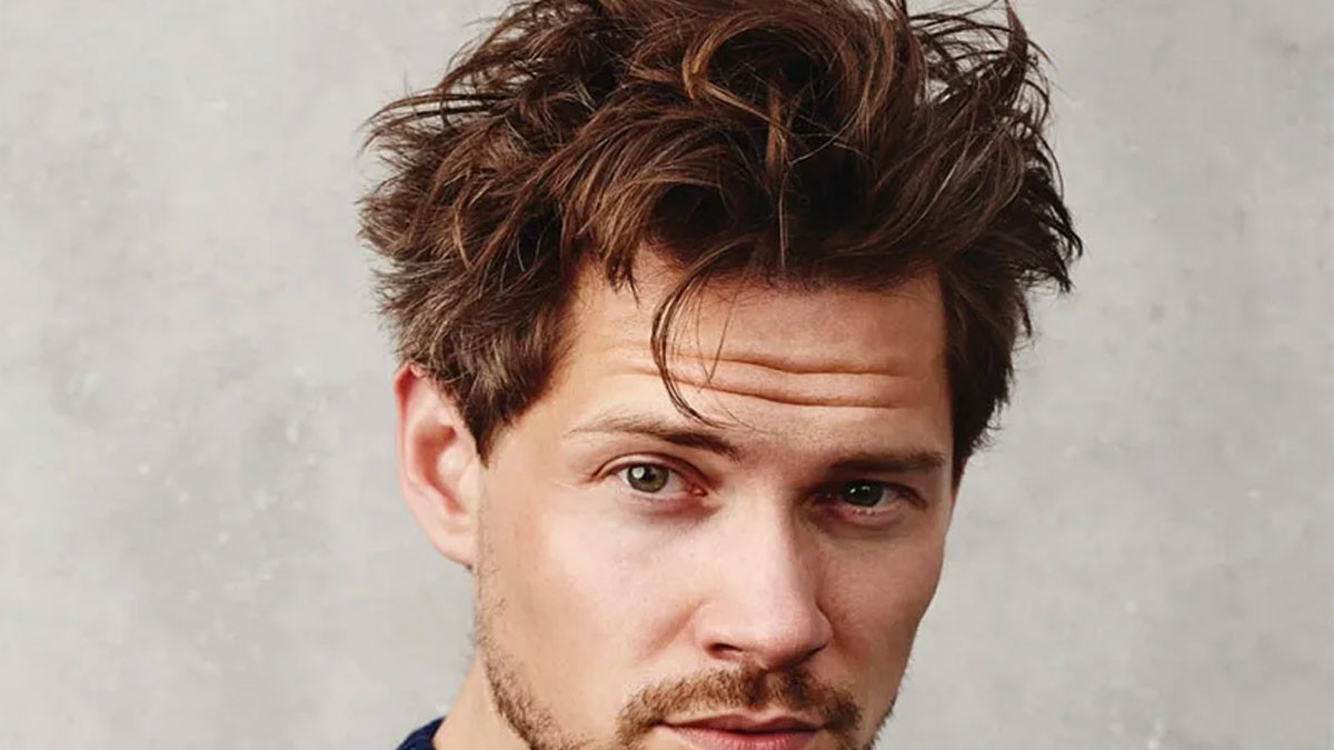Nam giới với kiểu tóc pompadour rối trẻ trung cho mặt tròn