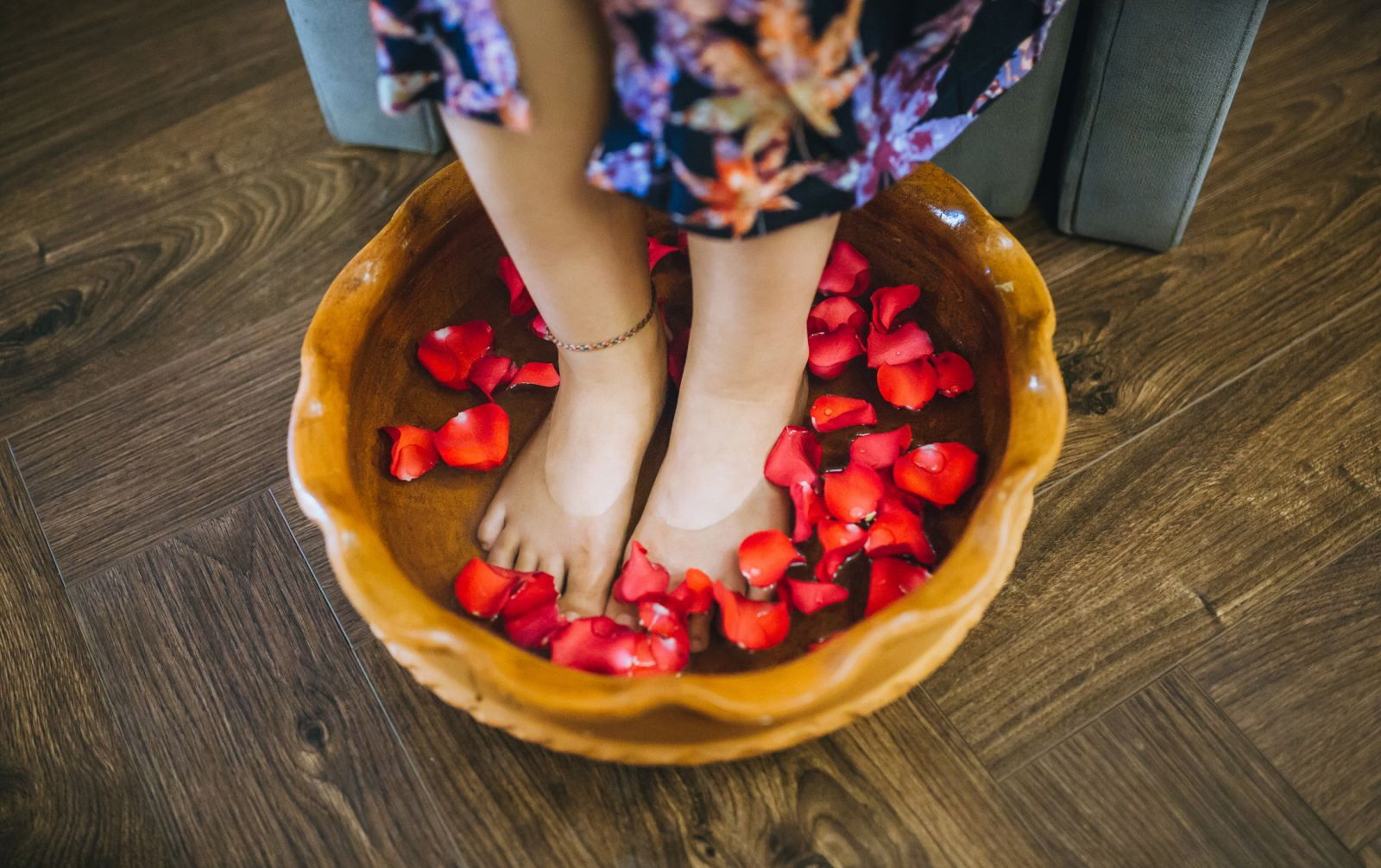Ngâm chân thảo dược trước khi gội đầu dưỡng sinh