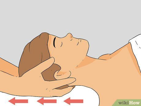 Ngón tay và ngón cái đang massage da đầu và tiến dần lên đỉnh đầu