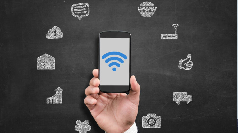 Người đàn ông bối rối vì sóng WiFi chậm