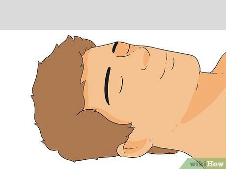 Người đang nằm ngửa thư giãn cho kỹ thuật massage đầu chuyên sâu