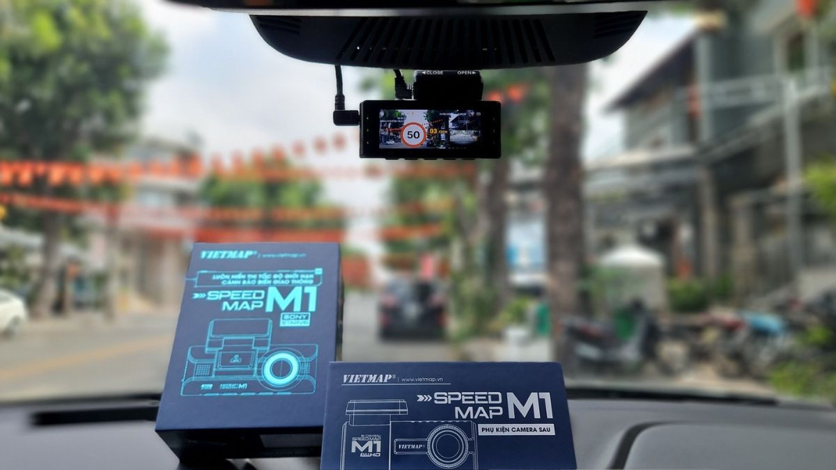 Người dùng thao tác trên màn hình camera hành trình để cài đặt