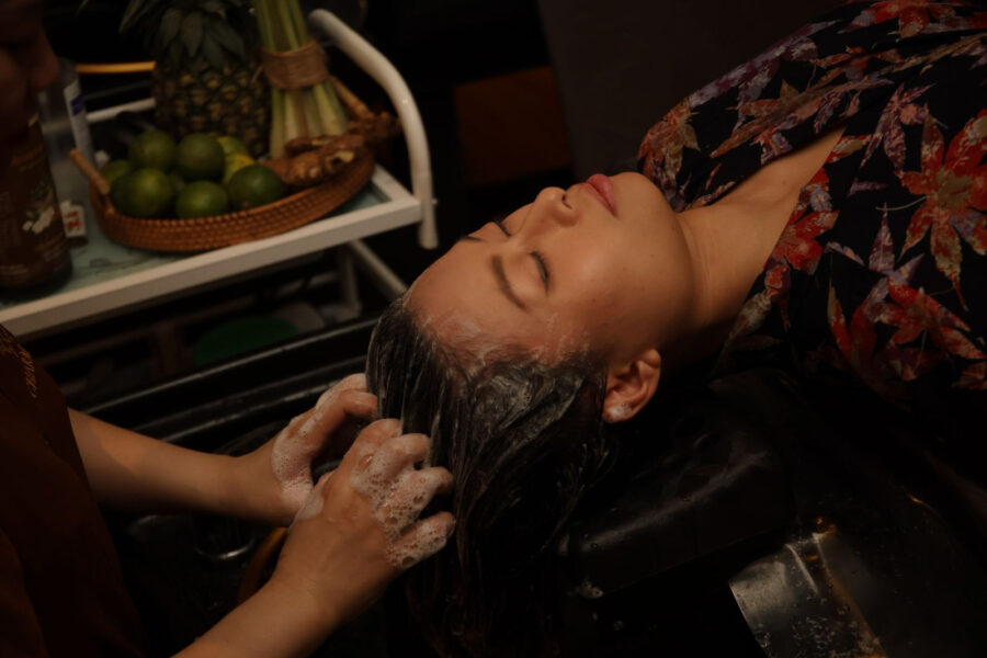 Người phụ nữ đang trải nghiệm gội đầu dưỡng sinh