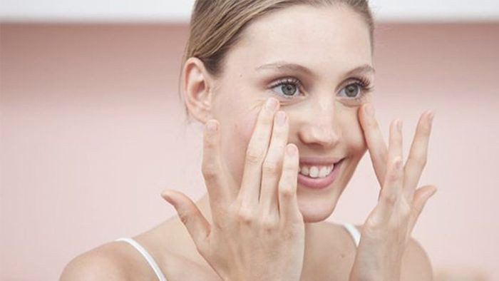 Người phụ nữ dùng ngón tay áp út vỗ nhẹ quanh mắt