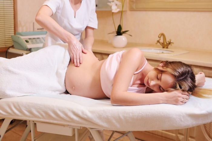 Nhân viên spa chăm sóc cho mẹ bầu tại Mami &amp; Baby Đồng Xoài