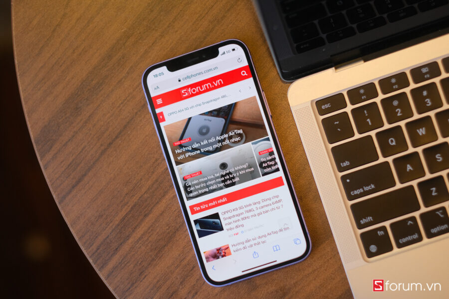 Nhiều mẫu điện thoại iPhone 12 trên bàn