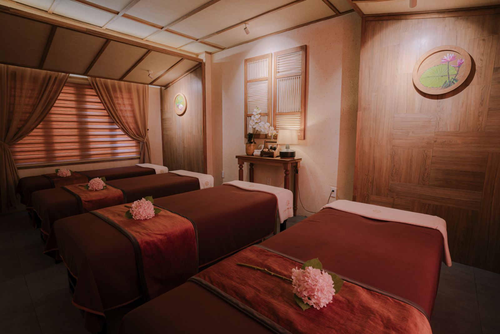 Phòng massage rộng rãi phù hợp cho gia đình hoặc nhóm bạn cùng trải nghiệm thư giãn