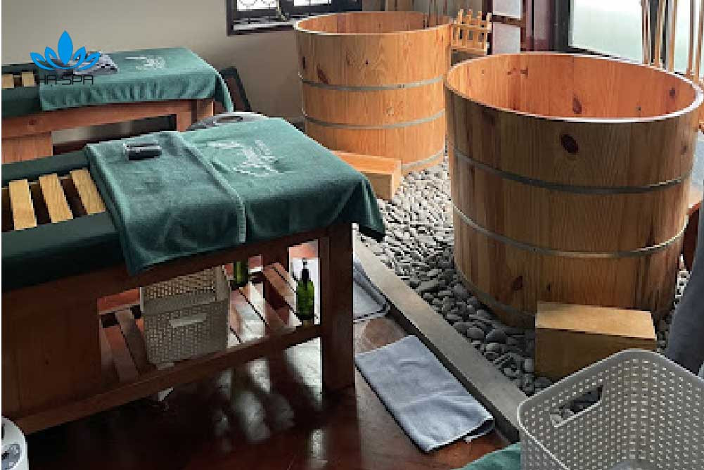 Phòng trị liệu với thảo dược ngải cứu tại Ngải Spa, chuyên về massage trị liệu đau vai gáy ở Hà Nội