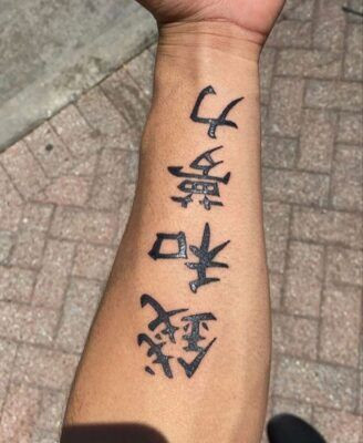 Tạo ấn tượng mạnh mẽ với mẫu tattoo chữ Trung Quốc độc đáo và cá tính, thể hiện phong cách riêng biệt