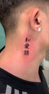 Tạo điểm nhấn ấn tượng với mẫu tattoo chữ Trung Quốc sau tai, vừa kín đáo lại vừa thu hút