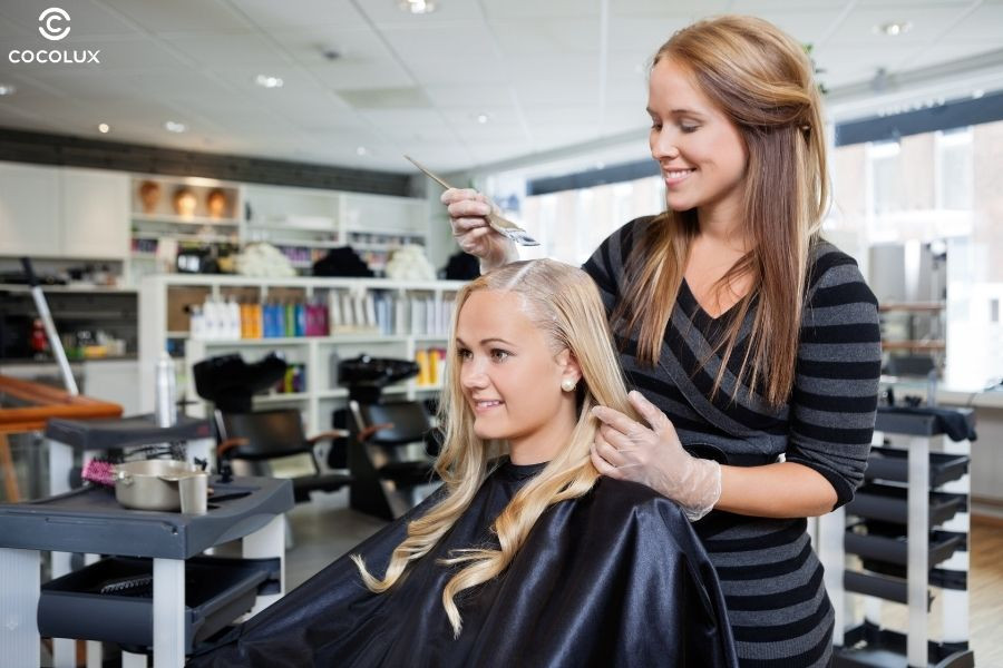 Tẩy tóc tại salon chuyên nghiệp giúp đảm bảo an toàn và kết quả đẹp