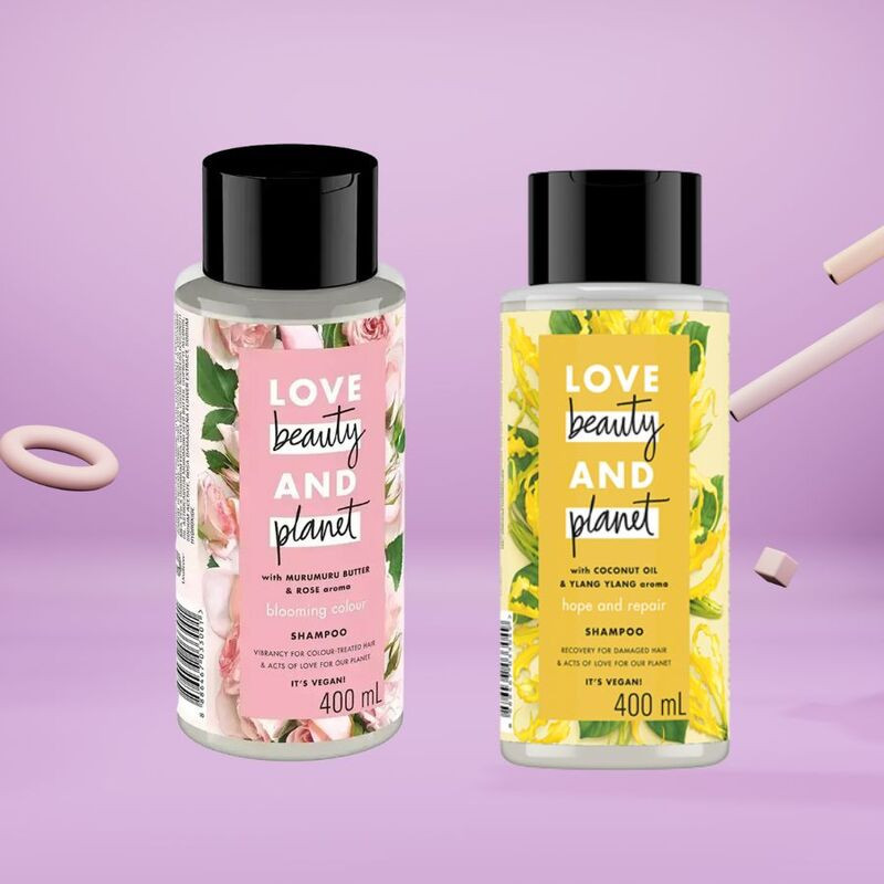 Toàn cảnh các chai dầu gội Love Beauty &amp; Planet 400ml với logo và màu sắc nổi bật