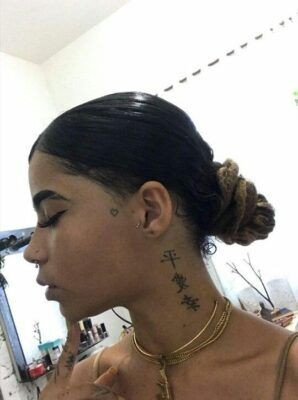 Vị trí tattoo chữ Trung Quốc ở mạn sườn cực kỳ ấn tượng và quyến rũ, thu hút mọi ánh nhìn