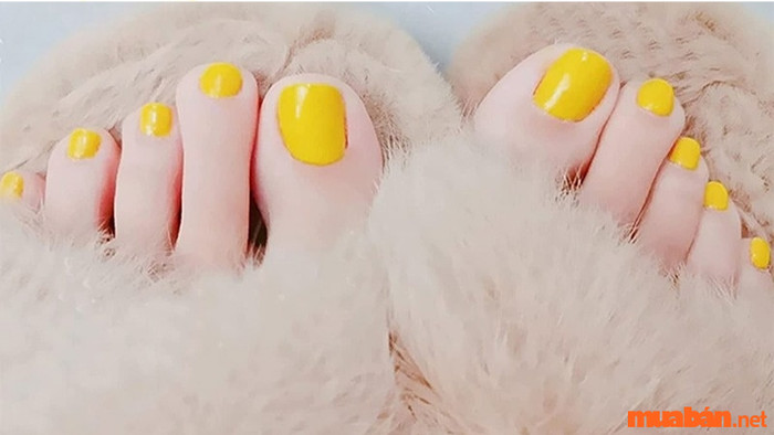 Mẫu móng chân vàng tươi sáng