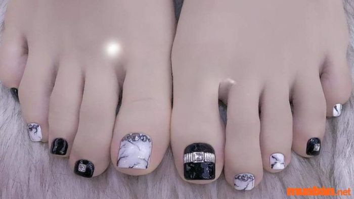 Móng chân ẩn xà cừ lấp lánh