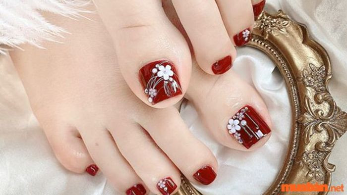 Móng chân màu đỏ mận quyến rũ
