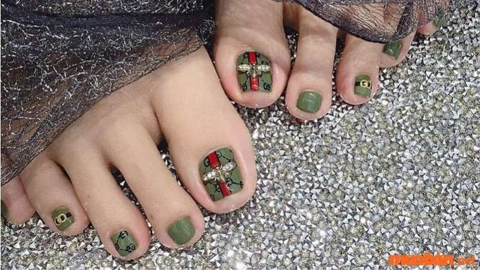 Móng chân phong cách Gucci