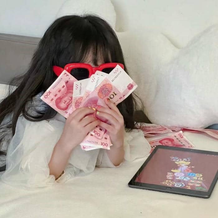 Mèo thần tài cầm tiền, meme ngộ nghĩnh thể hiện sự may mắn và tài lộc liên quan đến tiền bạc