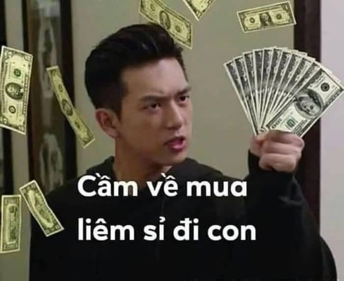 Người phụ nữ cầm một cọc tiền lớn với vẻ mặt tự tin, meme khoe tiền hoặc có nhiều tiền