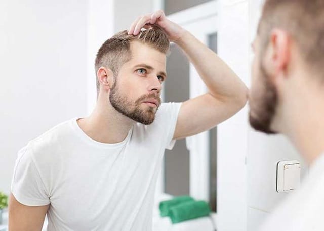 Căng thẳng kéo dài là một trong những nguyên nhân rụng tóc ở nam giới