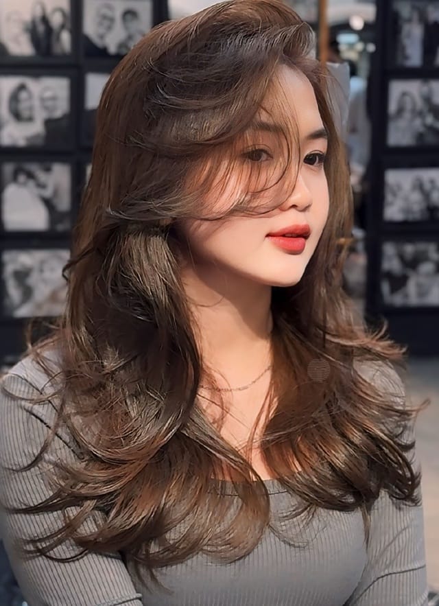 Mẫu tóc xoăn nhẹ kết hợp mái bay quyến rũ