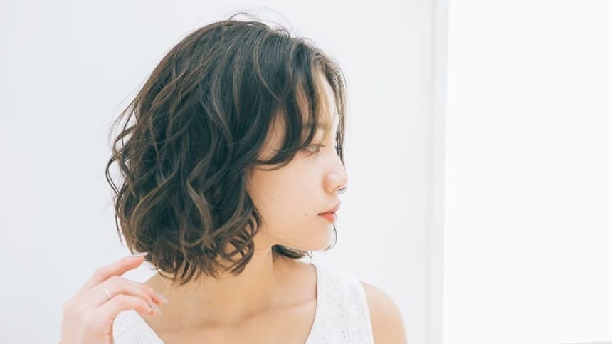 Những lọn xoăn chữ S mềm mại trên nền tóc Bob/Lob mang đến vẻ quyến rũ