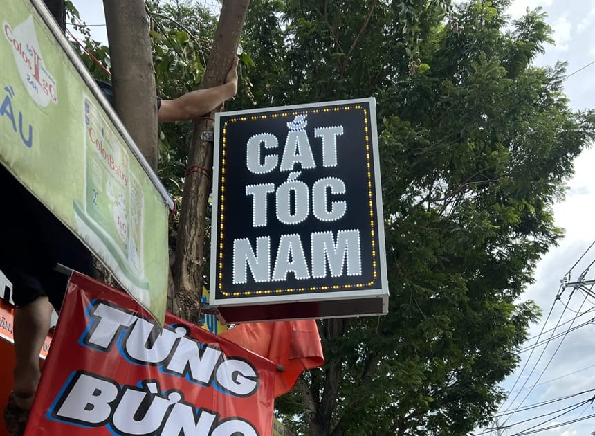 Bảng hiệu cắt tóc nam rất quan trọng đối với bộ mặt cửa tiệm