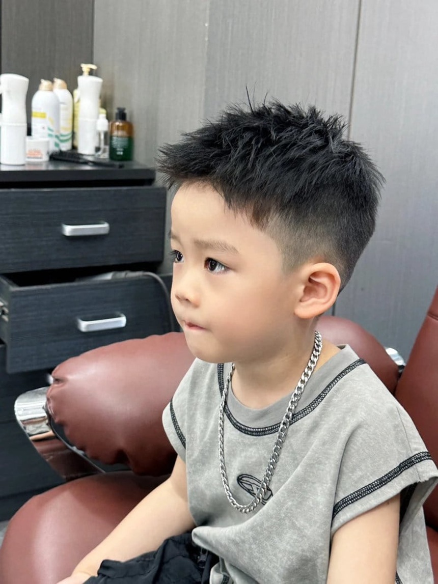 Cách chăm sóc mái tóc cho bé tương đối đơn giản