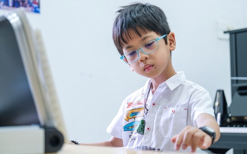 Một kiểu tóc đẹp cho bé trai 8 tuổi sẽ giúp diện mạo của bé nổi bật hơn