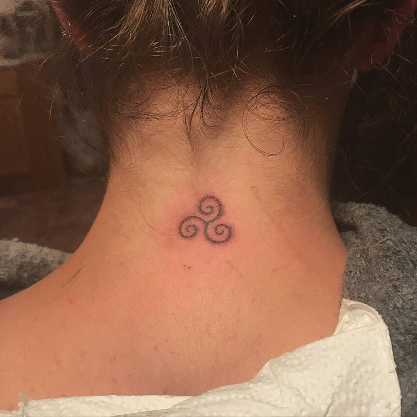  Triskelion là hình xăm với ba cánh tay uốn cong vòng quanh một tâm điểm và được bao quanh bởi một vòng tròn