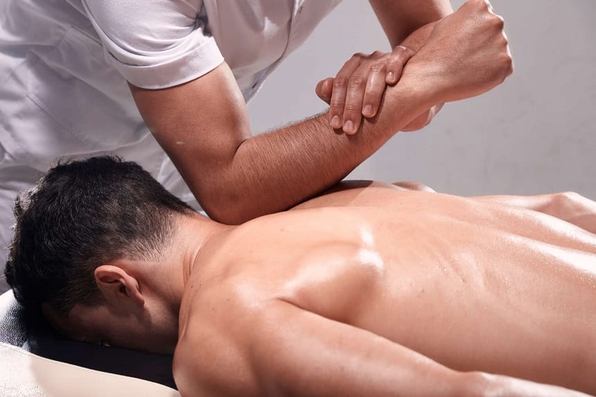Chuyên viên sử dụng khuỷu tay để tác động chính xác vào các điểm đau