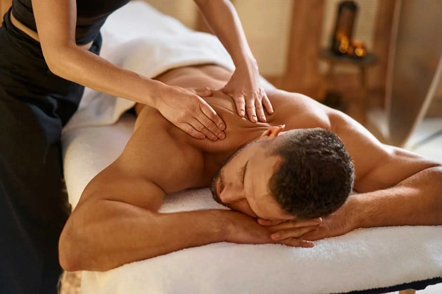 Không gian massage Tantra tiêu chuẩn với ánh sáng dịu nhẹ và nến thơm thư giãn