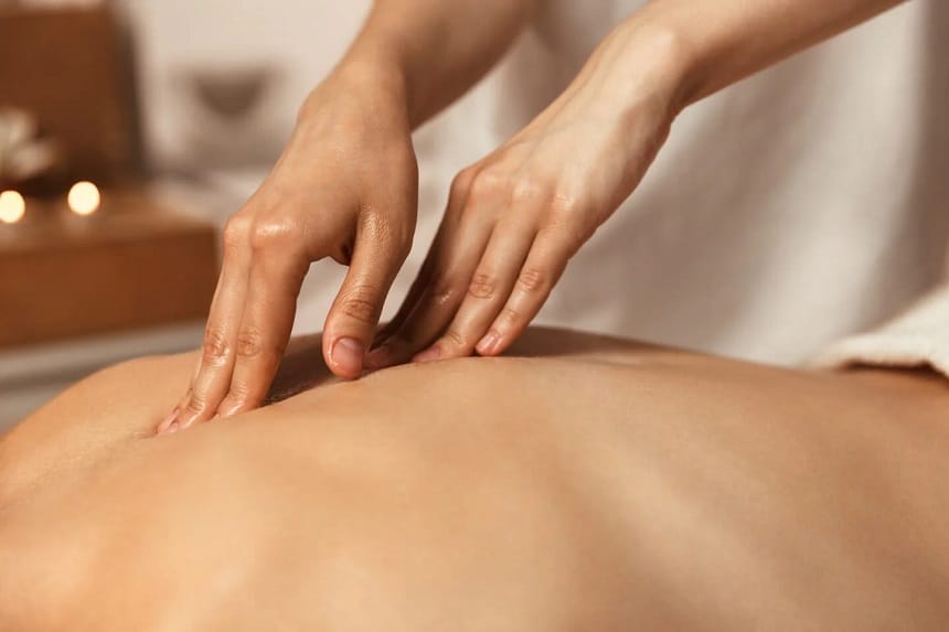 Kỹ thuật chạm tinh tế trong Tantra giúp đánh thức các dòng năng lượng bị tắc nghẽn