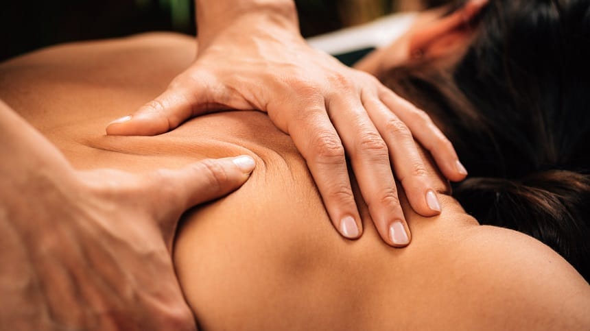 Kỹ thuật dùng cẳng tay ấn sâu giải tỏa căng thẳng cơ vùng lưng