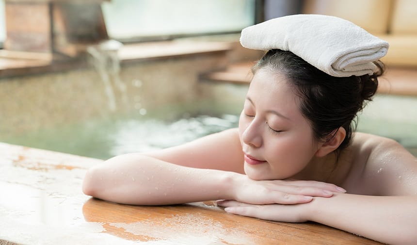 Kỹ thuật viên chuyên nghiệp thực hiện các động tác massage tắm tiên giúp thư giãn cơ bắp
