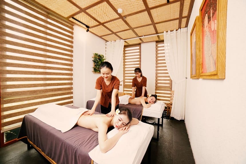 Kỹ thuật viên đang thực hiện kỹ thuật cốt lõi của massage Thụy Điển