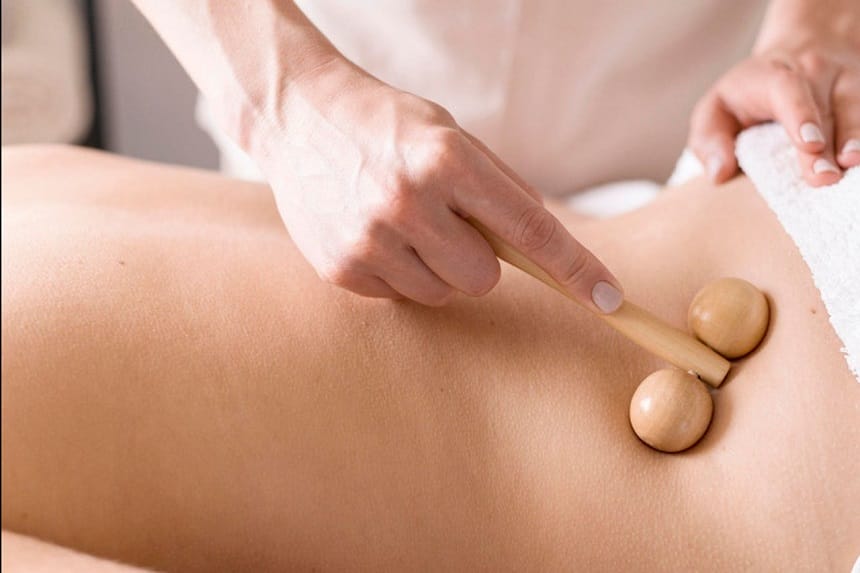 Kỹ thuật viên tay nghề cao thực hiện các động tác trị liệu chuyên sâu và tinh tế