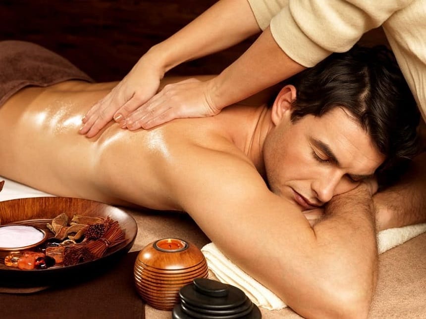Kỹ thuật viên thực hiện các động tác Nuru uyển chuyển, tinh tế