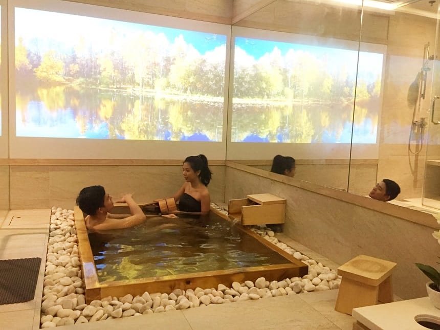 Kỹ thuật viên thực hiện các thao tác ấn huyệt chuyên sâu giải tỏa căng thẳng cơ bắp