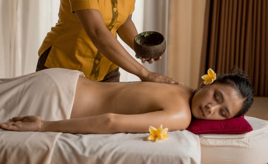 Liệu pháp massage mang lại cảm giác ấm áp, giúp xoa dịu cơ bắp và cải thiện giấc ngủ
