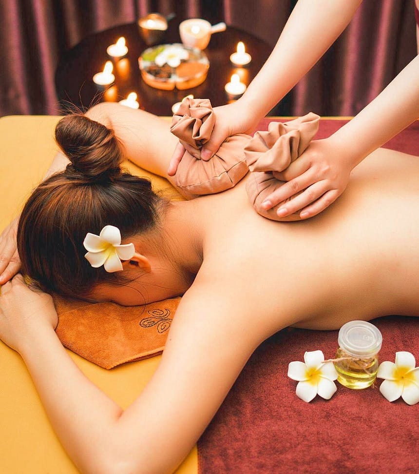 Nên uống nhiều nước ấm sau khi massage để cơ thể đào thải độc tố