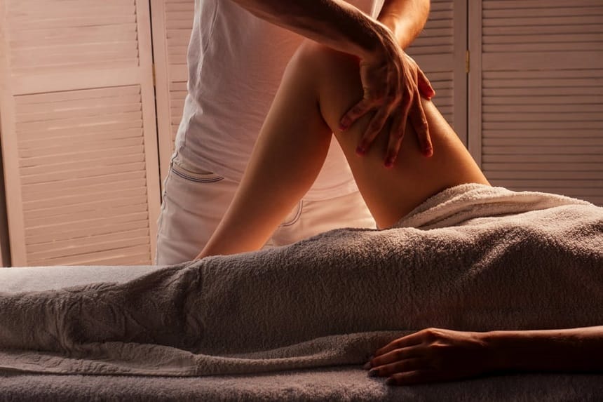 Nhân viên tập trung massage bộ phận sinh dục để đánh thức năng lượng bên trong cơ thể
