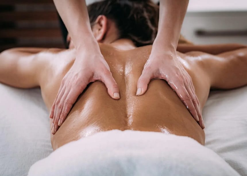 Sử dụng tinh dầu thiên nhiên cao cấp giúp quý ông thư giãn tối đa khi massage