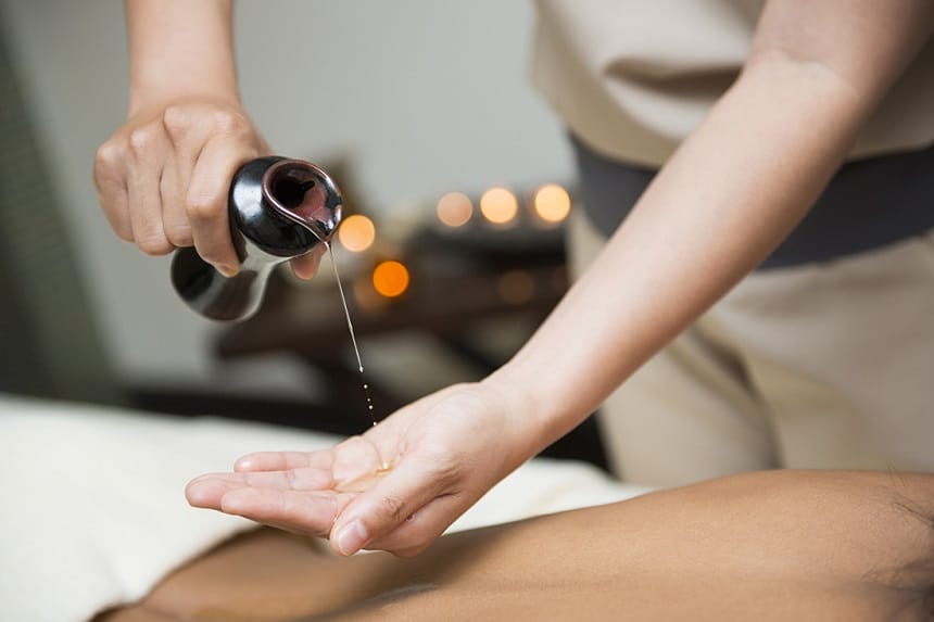 Tinh dầu tự nhiên không thể thiếu trong quy trình, giúp tối ưu lợi ích thư giãn và chăm sóc da